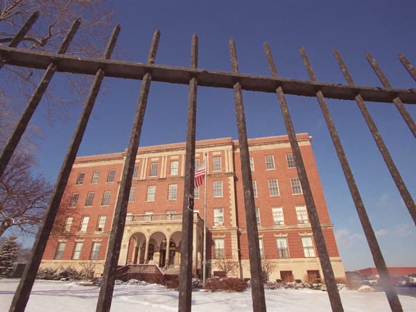 Az év ingatlanajánlata: eladó a kísértetjárta elmegyógyintézet