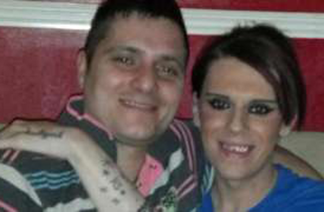 Vicky (jobbra) és barátja