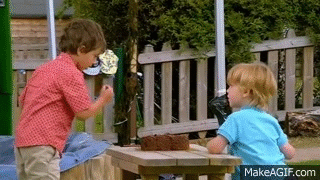 Ez történik, ha rábízol egy tortát egy csapat öt évesre - videó