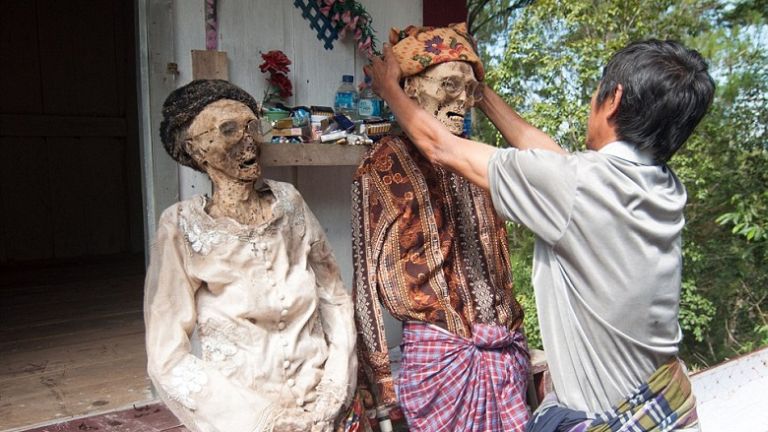 Bizarr, hátborzongató szokások Bizarr, hátborzongató szokások