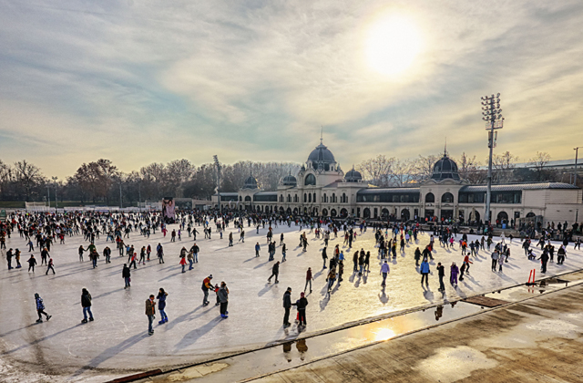 Szerdától korcsolyázhatunk a Városligeti Műjégpályán Szerdától korcsolyázhatunk a Városligeti Műjégpályán
