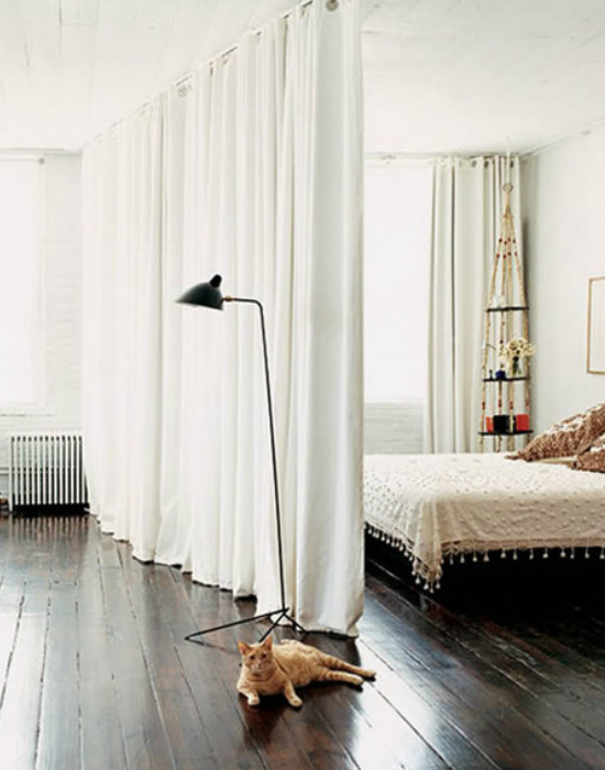 Jó ötlet: kicsi tér elválasztása függönnyel