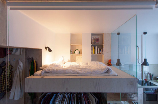 Ágy alatt gardrób, gardrób mellett konyha. Egy kicsi lakás szépségei
