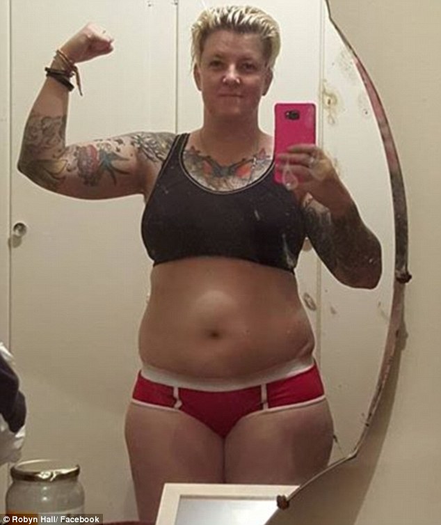 Nemrég szült kismamák fehérneműs képeket posztolnak magukról tiltakozásból Nemrég szült kismamák fehérneműs képeket posztolnak magukról tiltakozásból