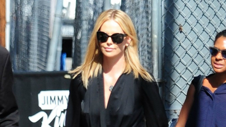 Charlize Theron gyermekeivel együtt érkezett Budapestre Charlize Theron gyermekeivel együtt érkezett Budapestre