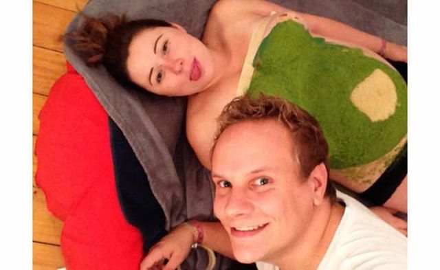 A férj terepasztalt csinált a terhes feleség idomaiból - fotók A férj terepasztalt csinált a terhes feleség idomaiból - fotók