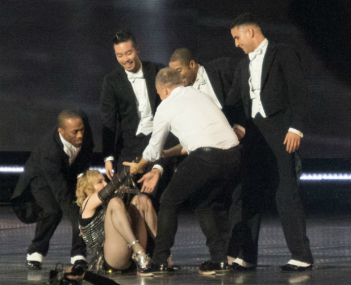 Öten segítették fel Madonnát a földről