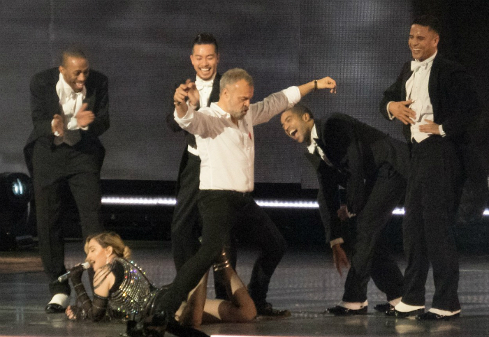 Öten segítették fel Madonnát a földről