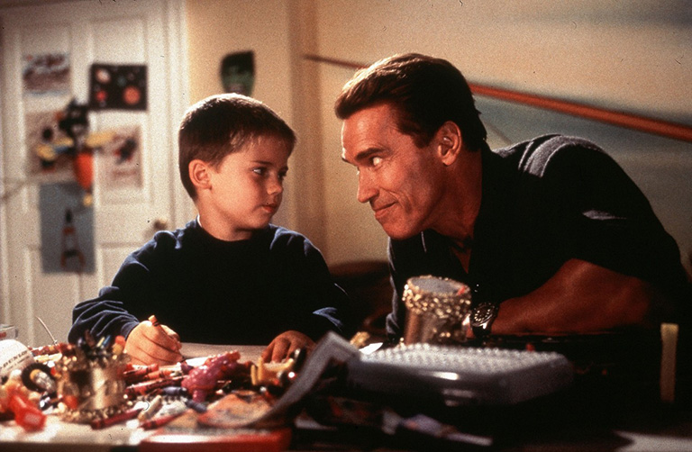Jake Lloyd és Arnold Schwarzenegger a Hull a pelyhes c. filmben
