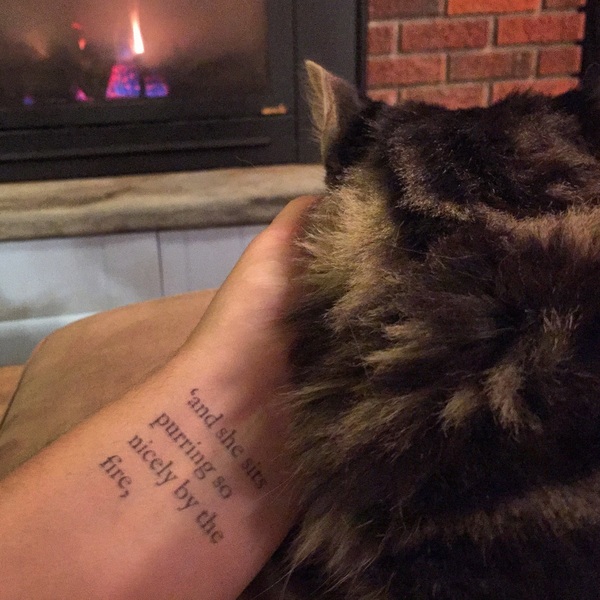 Összesen 2500 ember tetováltatta magára az Alíz Csodaországban teljes szövegét Összesen 2500 ember tetováltatta magára az Alíz Csodaországban teljes szövegét