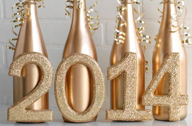 A régi pezsgősüvegekből némi aranyfestékkel az újévköszöntő parti szuper dekorációja válhat.