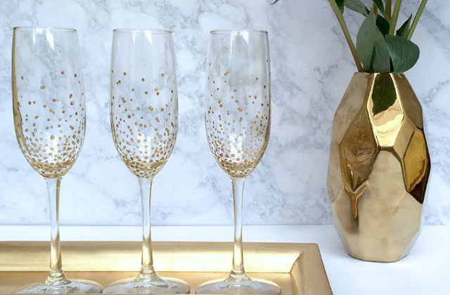 Az éjféli koccintásra készíts egyedi poharakat. Ez az aranypöttyös verzió nemcsak elegáns, de pofonegyszerűen elkészíthető.