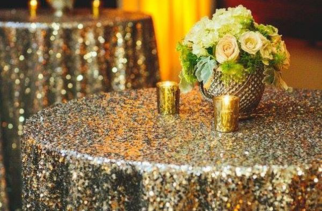 Flitterből és csillogásból sosem elég, szerezz be csillogó terítőt, ha mindenkit ámulatba szeretnél ejteni.