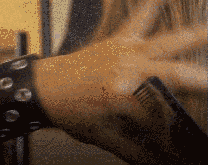 Karddal vág hajat ez az elvetemült fodrász – elképesztő videó