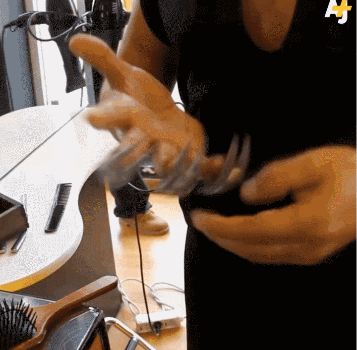 Karddal vág hajat ez az elvetemült fodrász – elképesztő videó