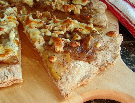 Gyors, isteni vacsora: körtés, diós pizza gorgonzolával