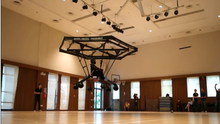 Ezzel a hatalmas drónnal emberek is utazhatnak! - videó