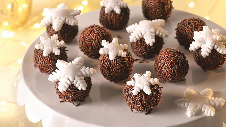 Ne csak a fát díszítsd, dekorálj sütiket is az ünnepekre! Ne csak a fát díszítsd, dekorálj sütiket is az ünnepekre!