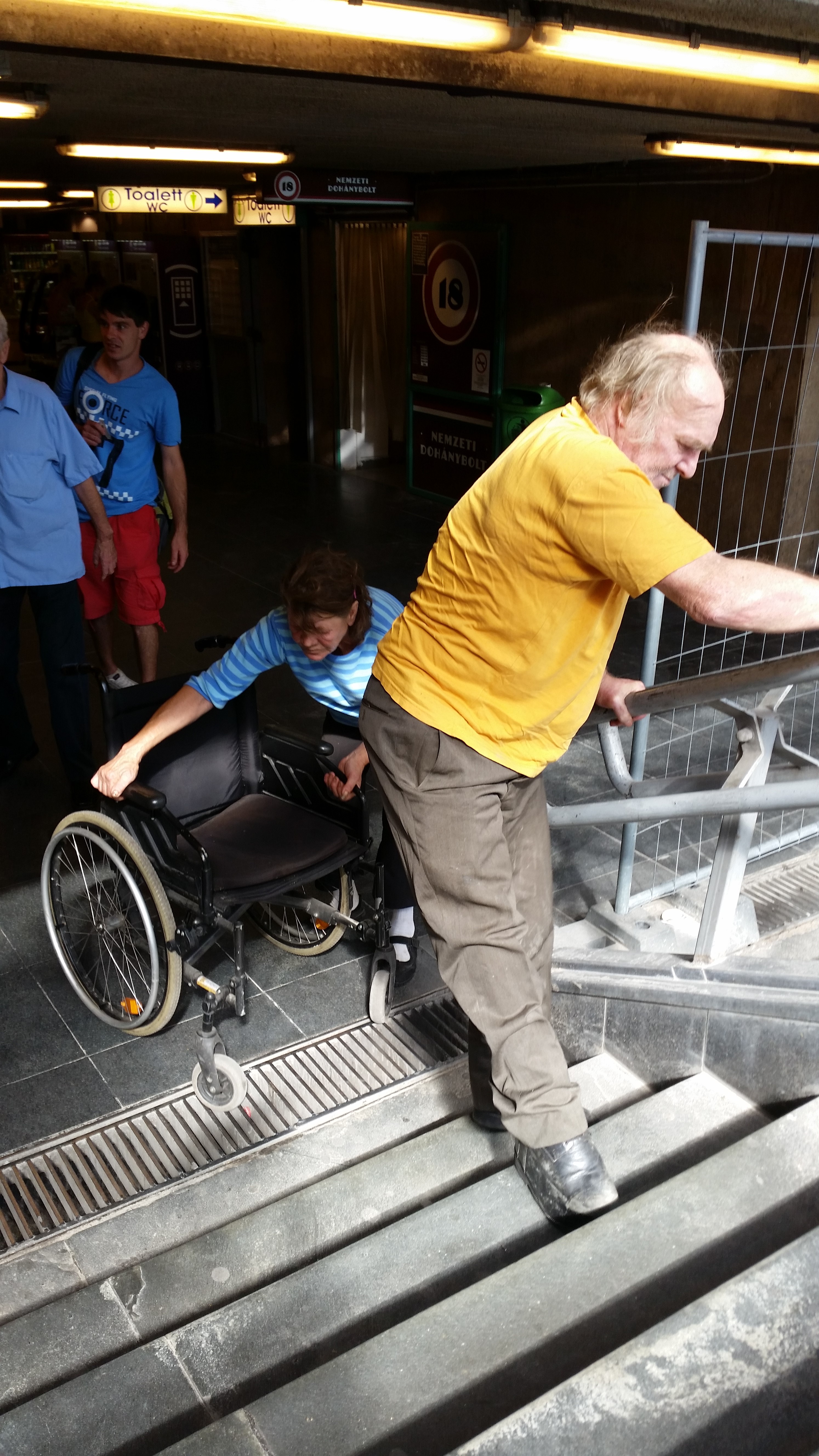 Akadálymentesítés Kirekesztik a mozgássérülteket és a babakocsisokat a metróból?