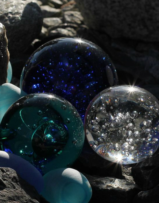 Jól mutatnak asztalon, polcon pl. ezek a belül buborékos üveggömbök