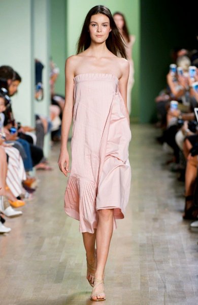  Így fogjuk hordani az év színét a divattervezők szerint