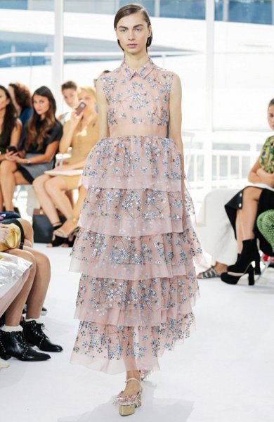 Így fogjuk hordani az év színét a divattervezők szerint Így fogjuk hordani az év színét a divattervezők szerint