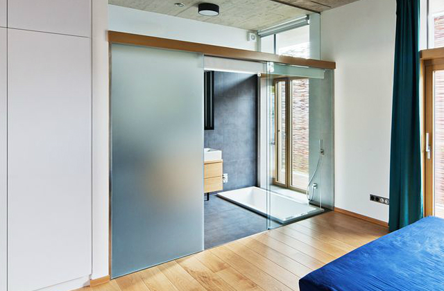 Opálos üveg térelválasztó a célnak megfelel, a fényt átengedi, de mégis eltakar, amennyire szükséges