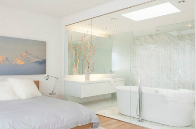 Hálószobát, a fürdőszobától akár egy üveg elválasztóval is 