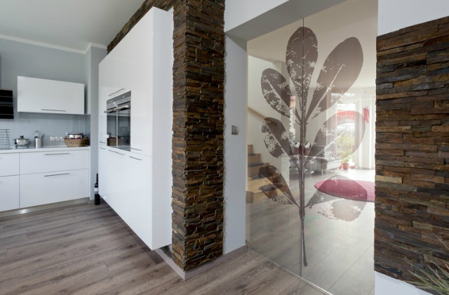 Remekül mutat a minta az üveg térelválasztóban