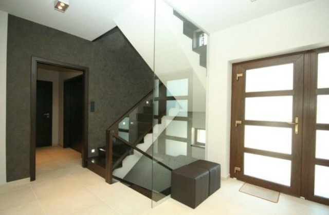 Lépcsőházba is remek megoldás, hiszen nem nyomasztja a bejáratot.