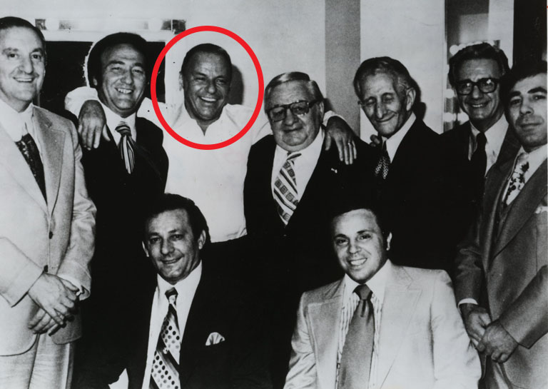 Sinatra az olasz maffia társaságában