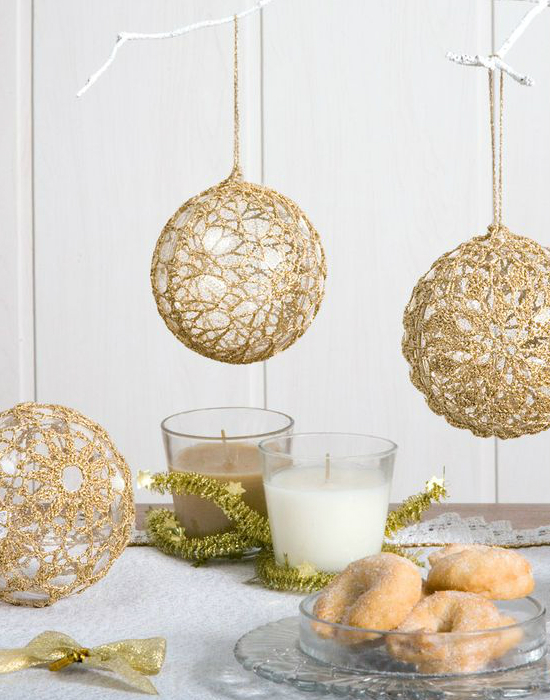ezek az aranygömbök ünnepi teríték részeként vagy a lakásban dekorként is megállják a helyüket. 
