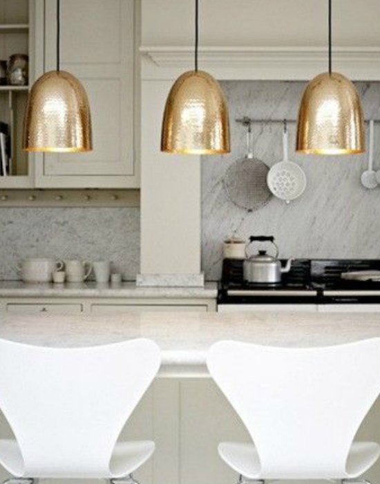 Egy kis szín az egyhangúságba. Az arany bura kiemeli a helyiséget.