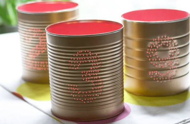 Sok mindent kilehet hozni egy konzervdobozból pl. egyedi ceruzatartót is készíthetünk belőle a gyerkőcnek