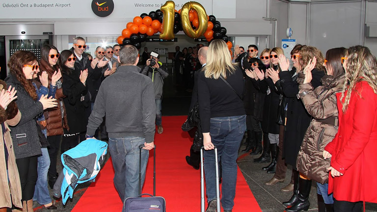 Sokan várták a 10 milliomodik utas és felesége érkezését