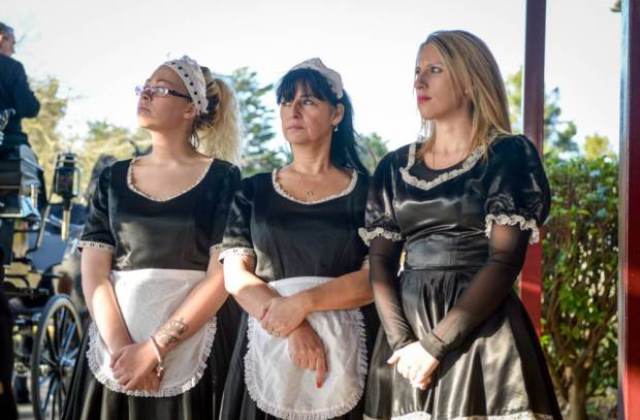 Francia szobalány ruhában gyászolnak