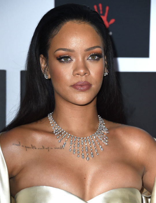 Rihanna mellére kicsi volt a ruha, nézd a képet Rihanna mellére kicsi volt a ruha, nézd a képet