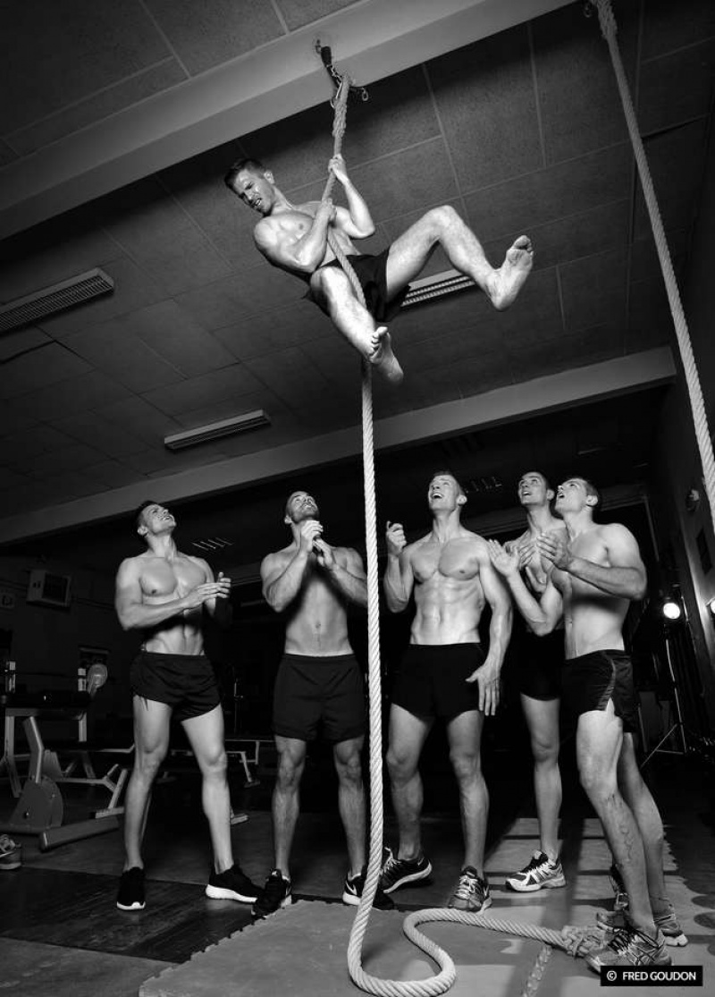 Meztelenül zuhanyozik a francia tűzoltó a jó ügy érdekében