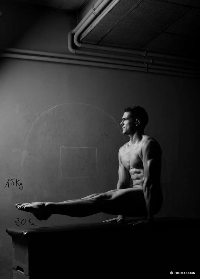 Meztelenül zuhanyozik a francia tűzoltó a jó ügy érdekében