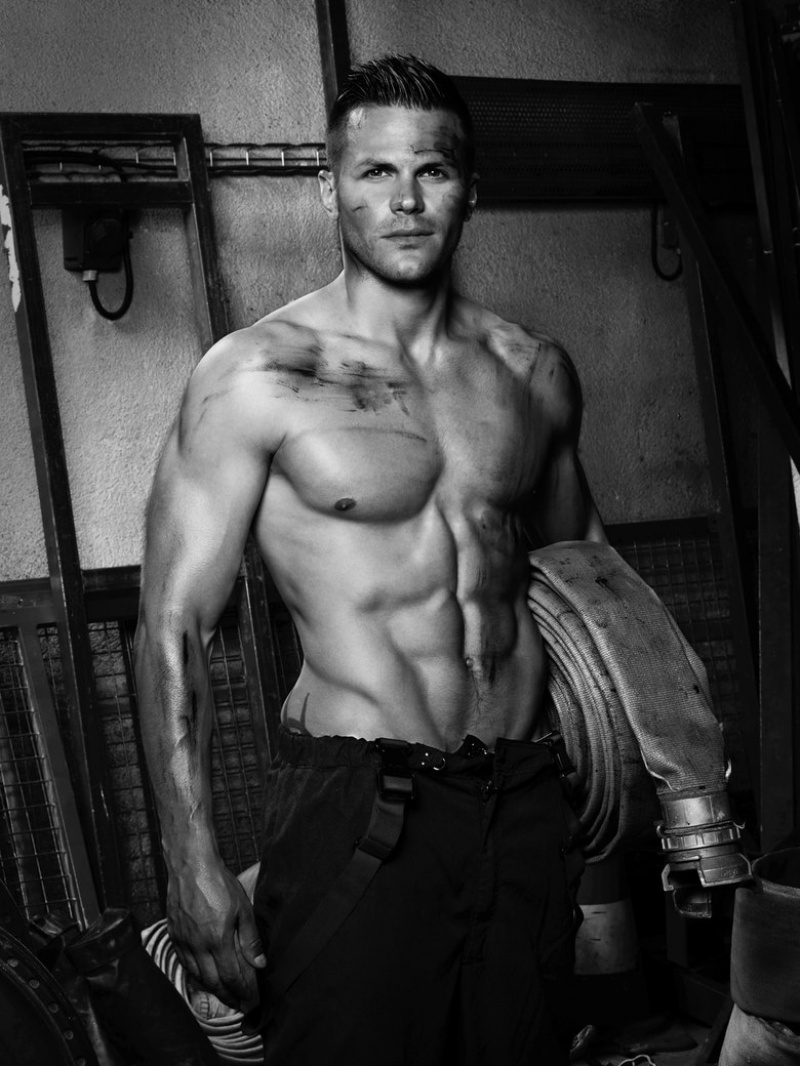 Meztelenül zuhanyozik a francia tűzoltó a jó ügy érdekében