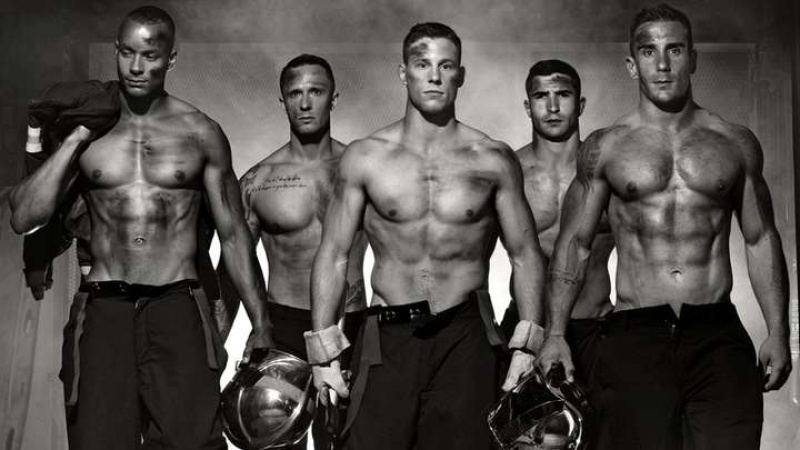 Meztelenül zuhanyozik a francia tűzoltó a jó ügy érdekében