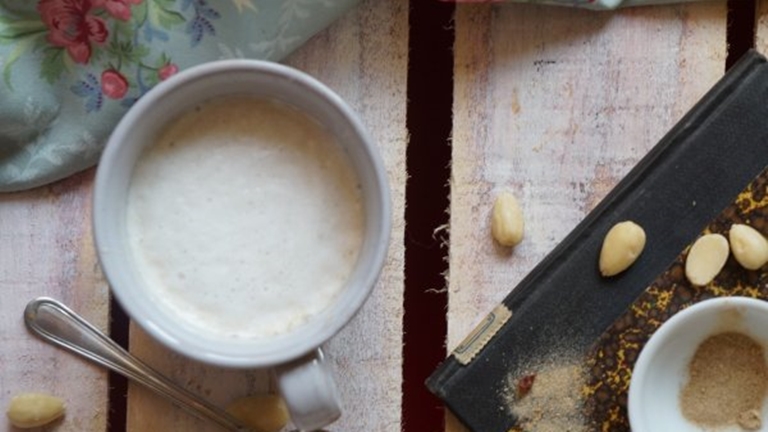 Kardamomos, mandulás latte