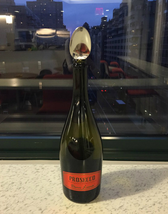 Valóban megőrzi a szénsavasságát a pezsgő, ha kanalat teszünk bele? Megmondjuk!