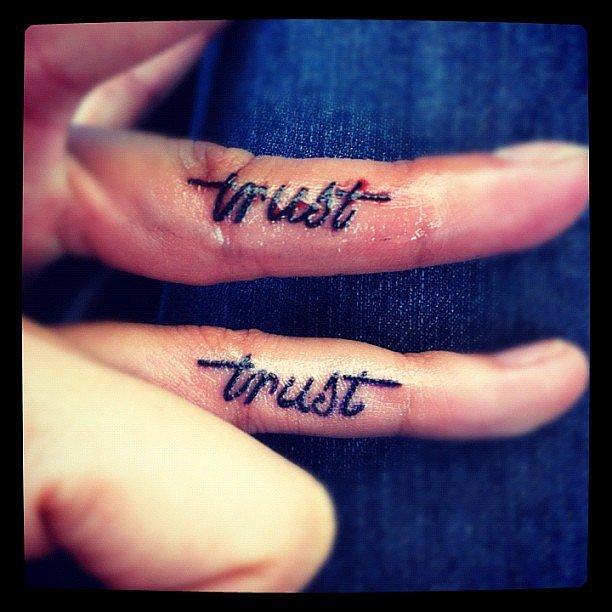 Tetoválásra cserélik a párok az eljegyzési gyűrűt