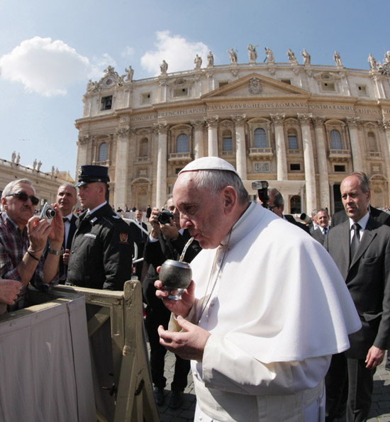 Ferenc pápa mate teát szürcsöl