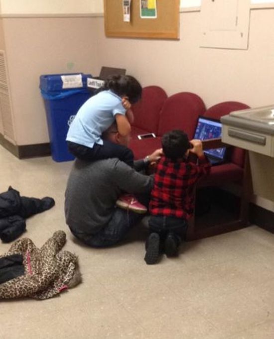 A professzor vigyázott az egyedülálló anya gyerekeire, hogy le tudjon vizsgázni A professzor vigyázott az egyedülálló anya gyerekeire, hogy le tudjon vizsgázni