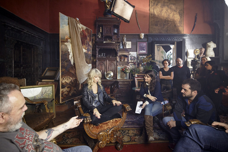 Péterfy Bori a Véres Valentin díszletében