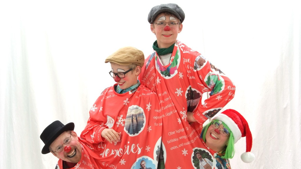 A legbizarrabb ajándék: karácsonyi kezeslábas az egész családnak - és a macskának is 