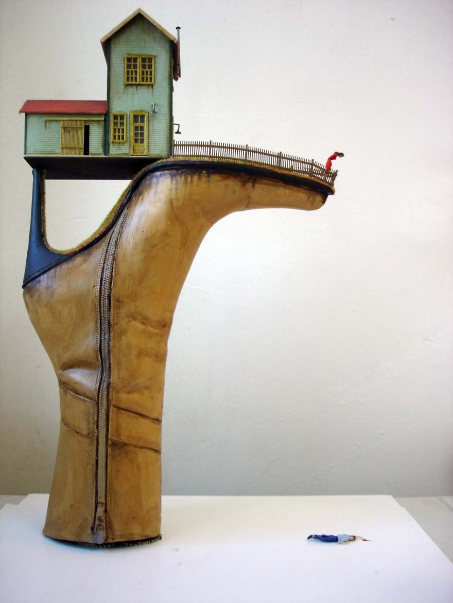 Extravagáns cipőszobrokkal meséli el történeteit - lenyűgöző fotók Extravagáns cipőszobrokkal meséli el történeteit - lenyűgöző fotók