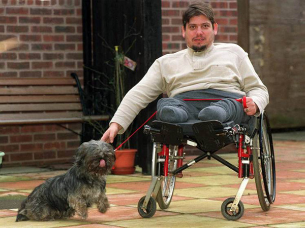 Sorsára hagyták a fuldokló kerekesszékes férfit a gyorsétteremben